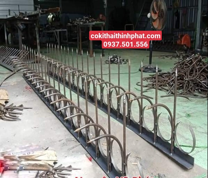 Thợ làm hàng rào sắt chống trộm tại TP Thuận An 