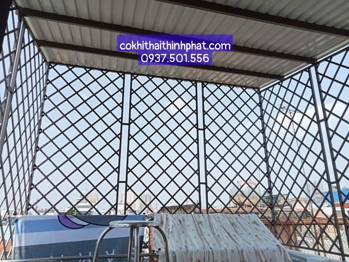Làm khung sắt bảo vệ lợp mái tôn tại TP Thuận An