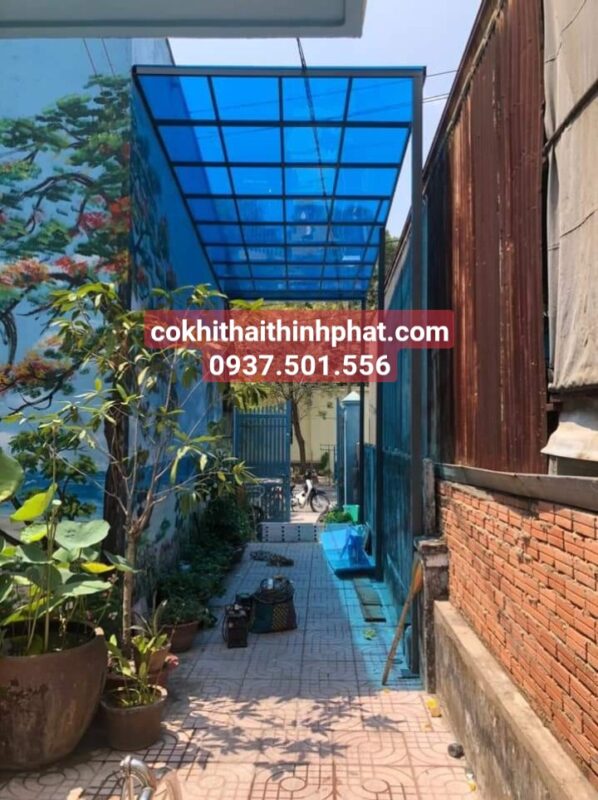 Tận dụng ánh sáng tự nhiên tối đa với mái poly đặc lấy sáng tại Quận 4