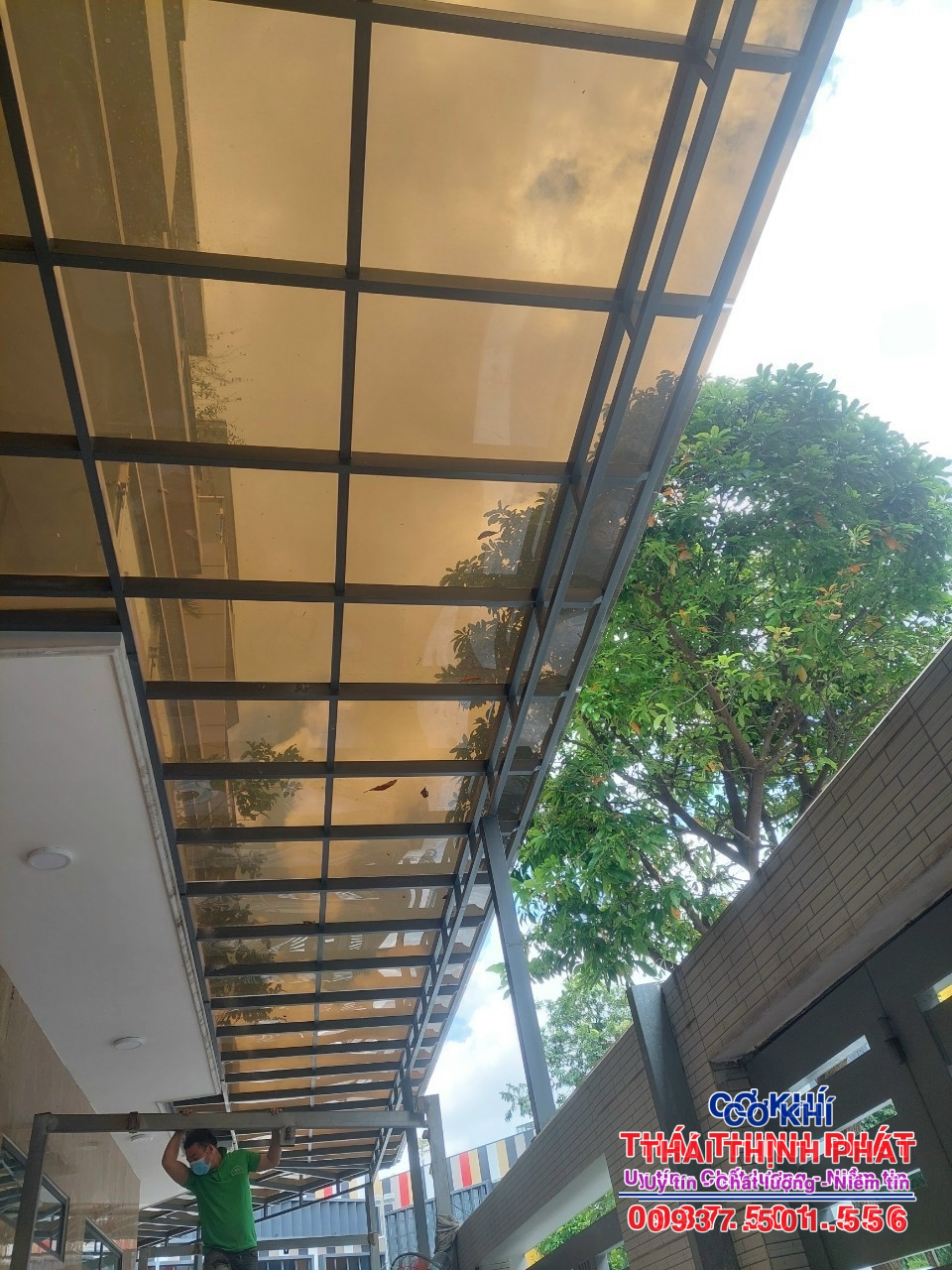 Dịch vụ lợp mái poly nhựa lấy sáng 