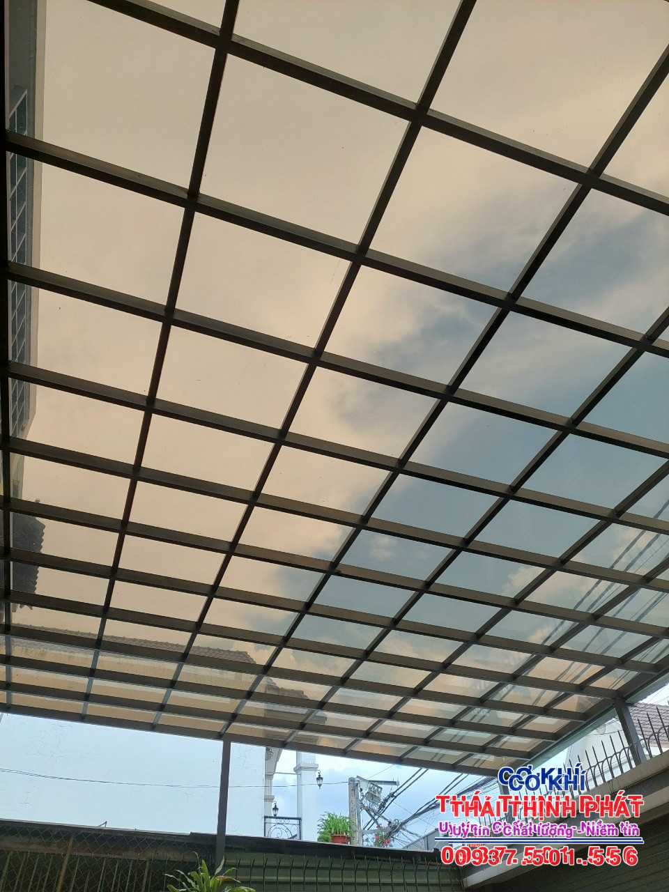 thợ hàn khung sắt lợp nhựa poly màu trà