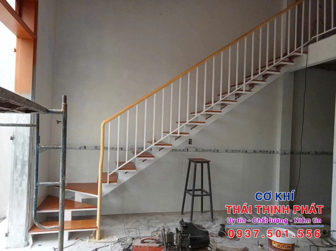 Đơn vị làm cầu thang sắt uy tín tại Thuận An